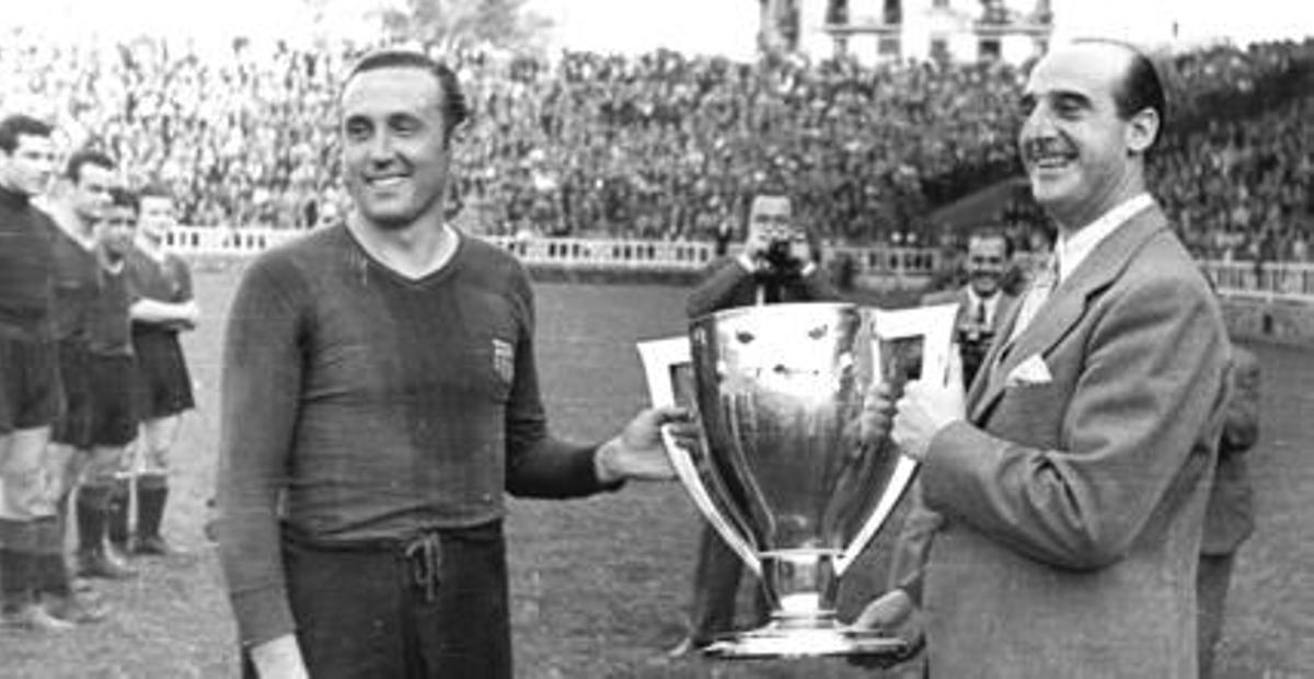 Raich y Vendrell, en 1945 posan con la segunda Liga de la historia del club en el campo de Les Corts