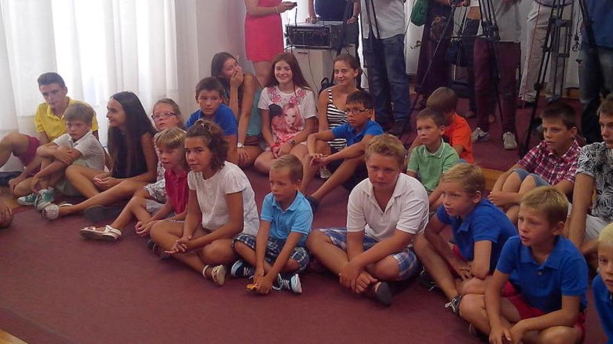 Los niños, sentados en la Sala de Recepción.