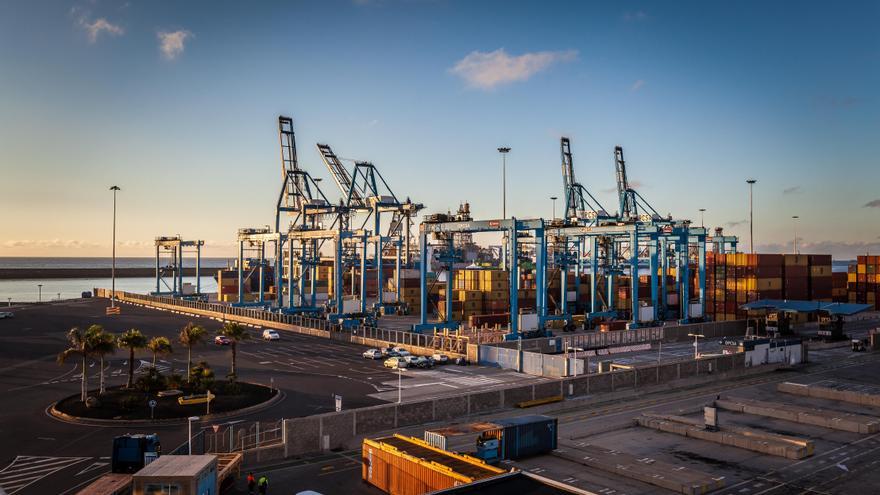 Opcsa reorganiza su terminal en el Puerto de Las Palmas para traer en septiembre dos &#039;megagrúas&#039;