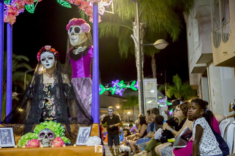 Una ola de color inunda las calles de La Nucía