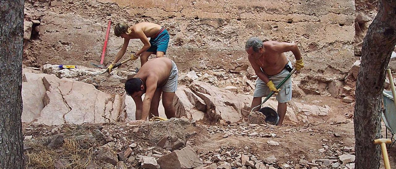 Trabajos en la  torre del castillo de Juballa (a la izquierda) y Litografía del Cidde la «Historia General de Valencia» de G. Escolano. | P.MARTÍNEZ/L-EMV