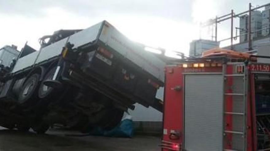 Dos ferits greus en bolcar un camió grua a Riudellots el passat mes de desembre.