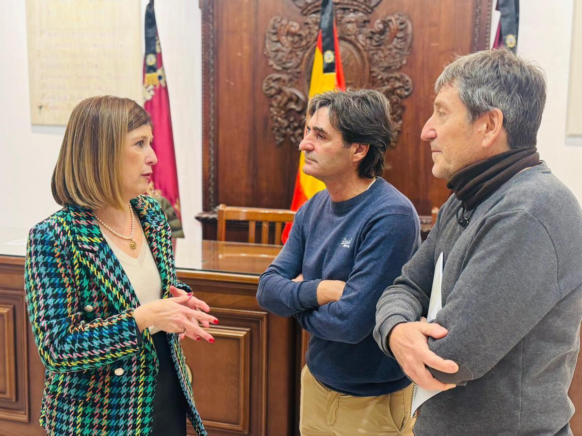 Rosa Medina, Juan Antonio López (c.) y José Jesús Martínez tras la presentación.