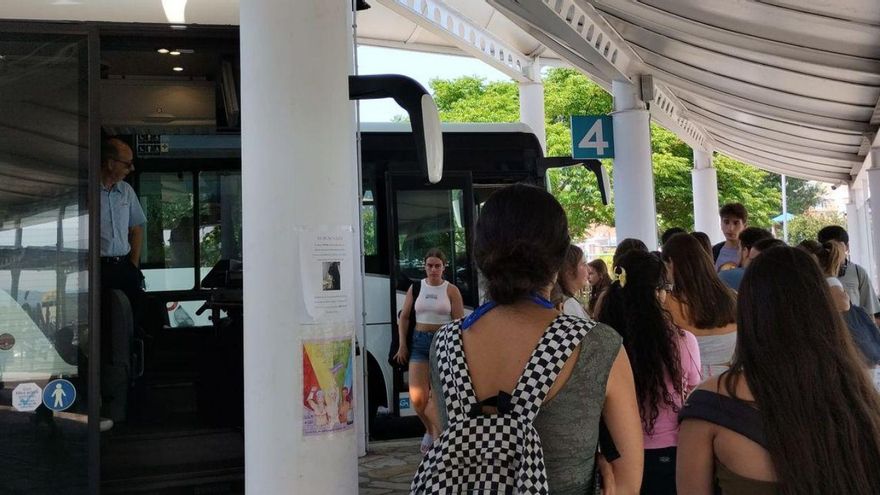 Pasajeros haciendo cola para acceder al autobús Cangas-Aldán-Bueu, ayer a las 16.00 horas.
