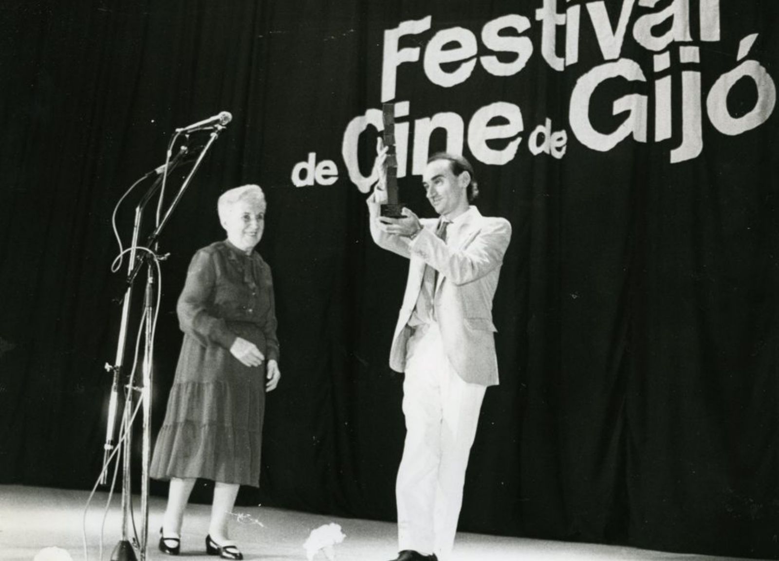 Concha Sánchez entrega el premio «Alfonso Sánchez» a José María Bazo, coordinador del festival en 1986.