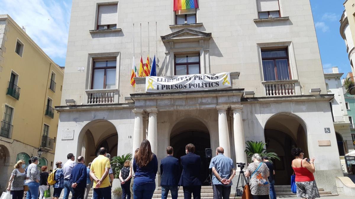 La façana de l&#039;Ajuntament amb la bandera LGTBI.