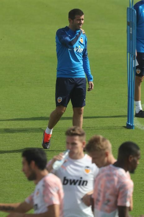 Anil Murthy, atento al entrenamiento del Valencia