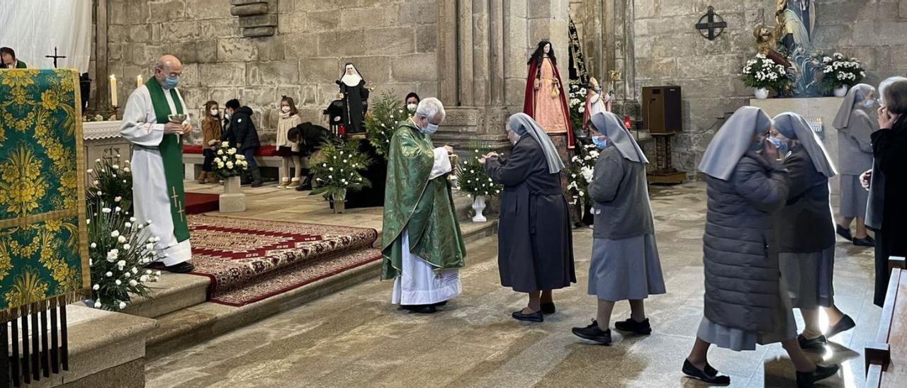El obispo Quinteiro Fiuza ofrece la comunión a algunas de las hermanas en la antigua colegiata, el domingo.