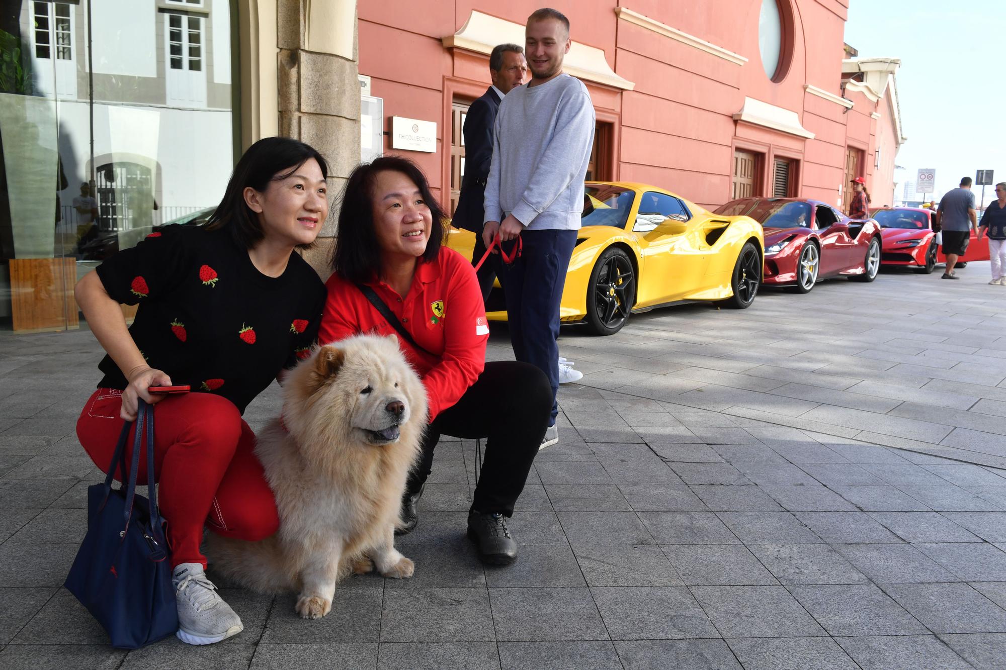 Vehículos Ferrari se pasean por O Parrote