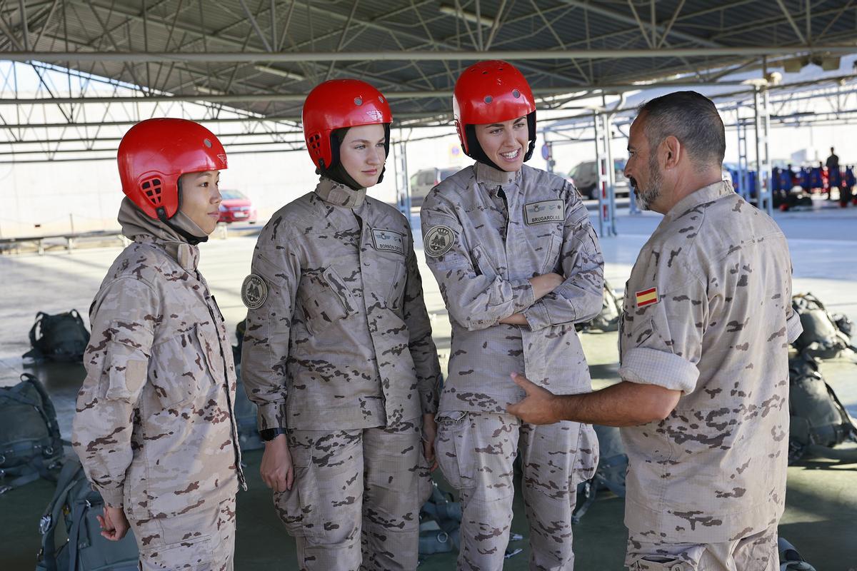El instructor de la Escuela Militar de Paracaidismo “Méndez Parada” da las últimas explicaciones antes del salto