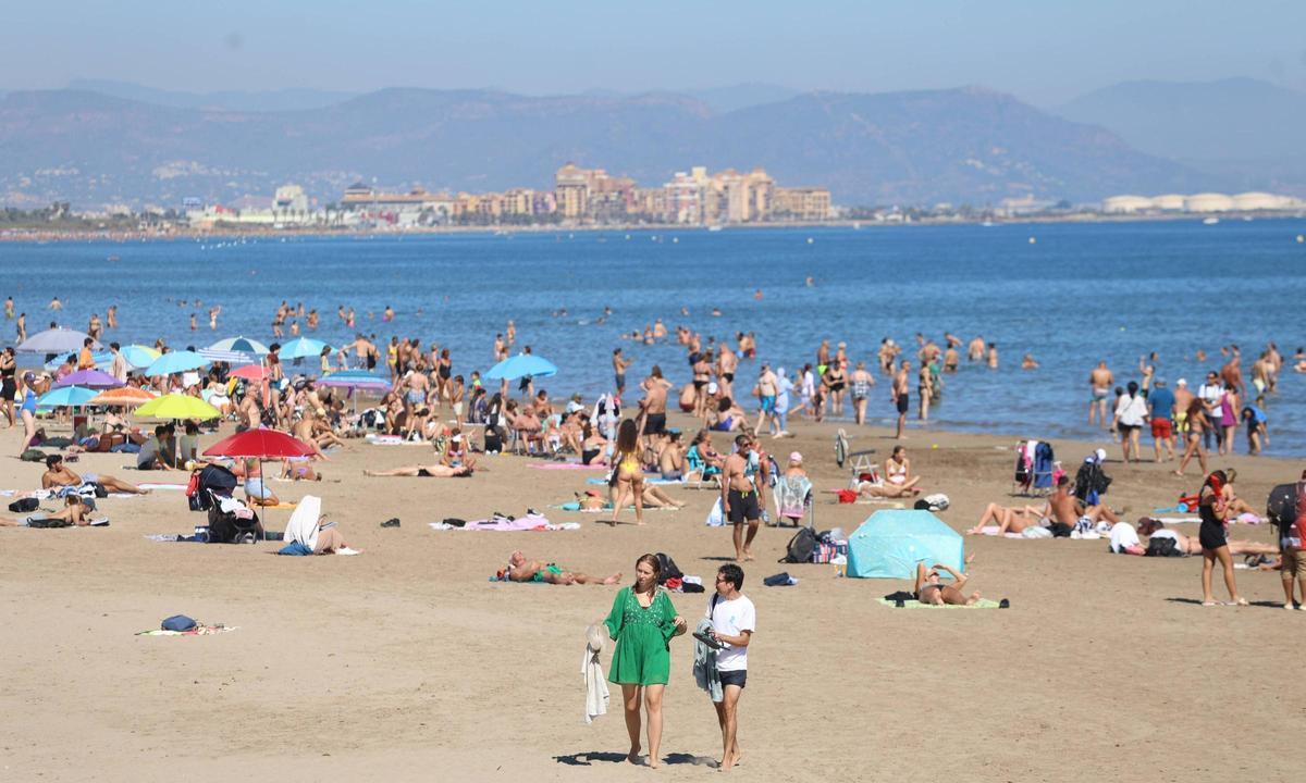 El buen tiempo llena la playa de la Malvarrosa en València El buen tiempo llena la playa de la Malvarrosa en València