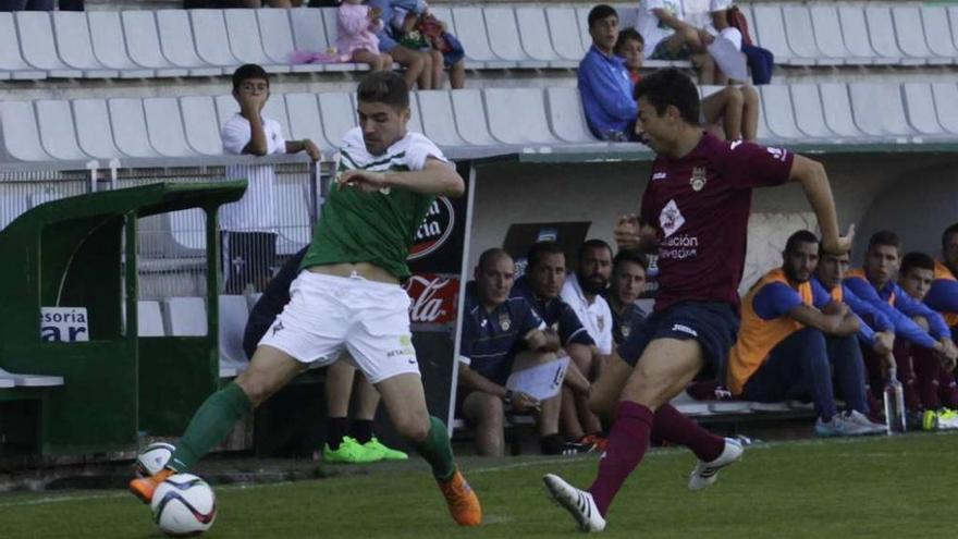 Kevin Presa trata de arrebatar la pelota a un jugador rival ayer en A Malata. // Diario de Ferrol