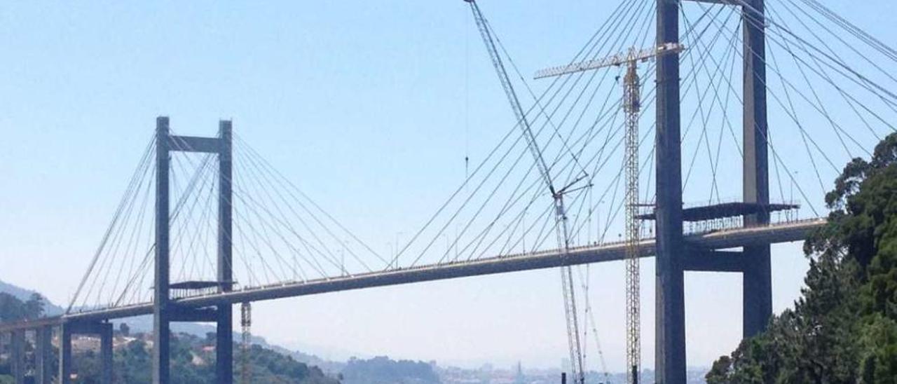 Imagen del puente de Rande tomada desde Vilaboa, con las grúas levantadas junto al pilar norte. // FdeV
