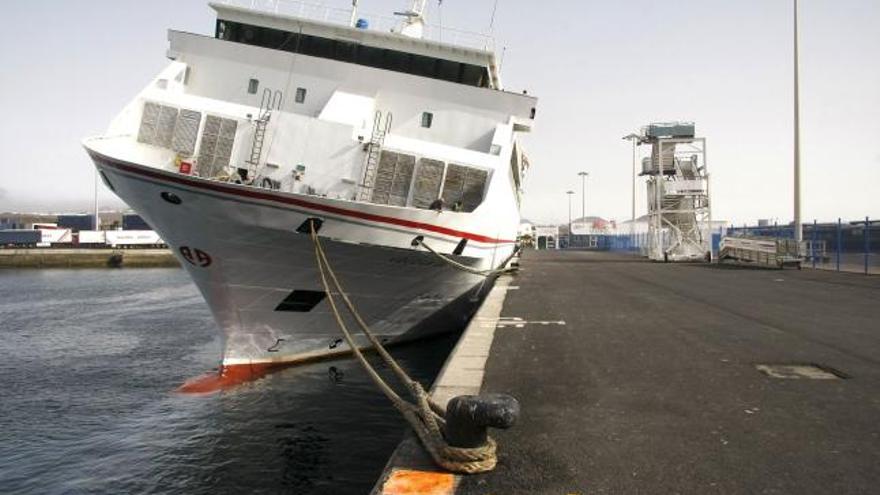 Un ferry de la naviera Armas, el &quot;Volcán de Tauce&quot;, causó hoy escenas de miedo entre su pasaje -más de 80 personas- tras escorarse casi 45 grados a su llegada al puerto de Los Mármoles de Arrecife de Lanzarote.