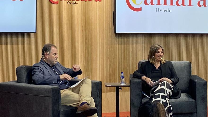 Carlos Paniceres y Gimena Llamedo, ayer, en la sede de la Cámara de Comercio de Oviedo.