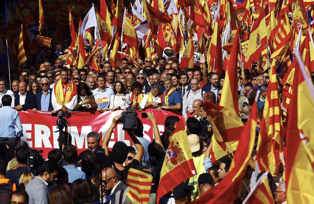 Desenes de milers de persones omplen Barcelona a favor de la unitat d'Espanya