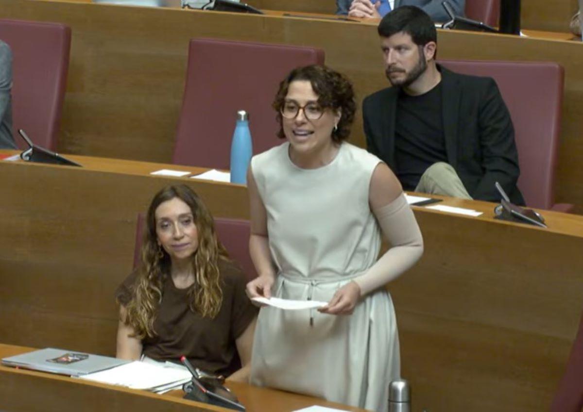 La diputada de Compromís Aitana Mas, durante su intervención en el pleno.