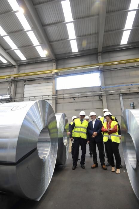 Víctor Audera y Sandra Velarde visitan la factoría de Asla en Villallana