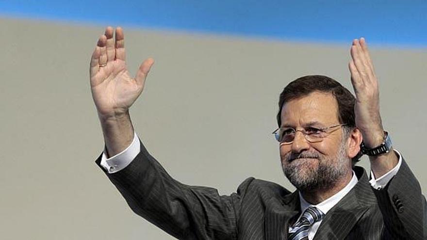 El presidente del Partido Popular, Mariano Rajoy, saluda a los asistentes tras clausurar el XVI Congreso Nacional del PP