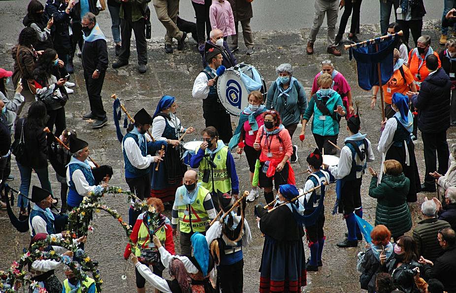 La Banda de Gaitas “Ciudad de Oviedo” recibe a los participantes a su llegada a Covadonga. | Ricardo Yagüe