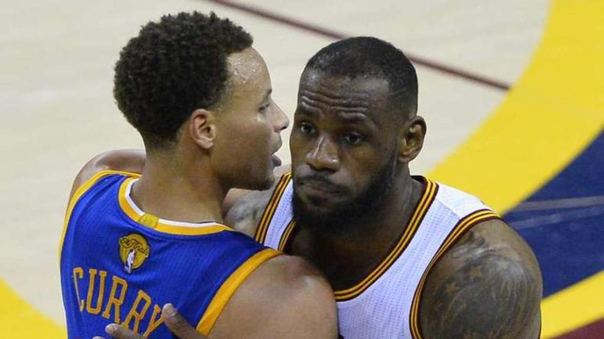 Curry y Lebron se saludan durante un partido de la pasada final.