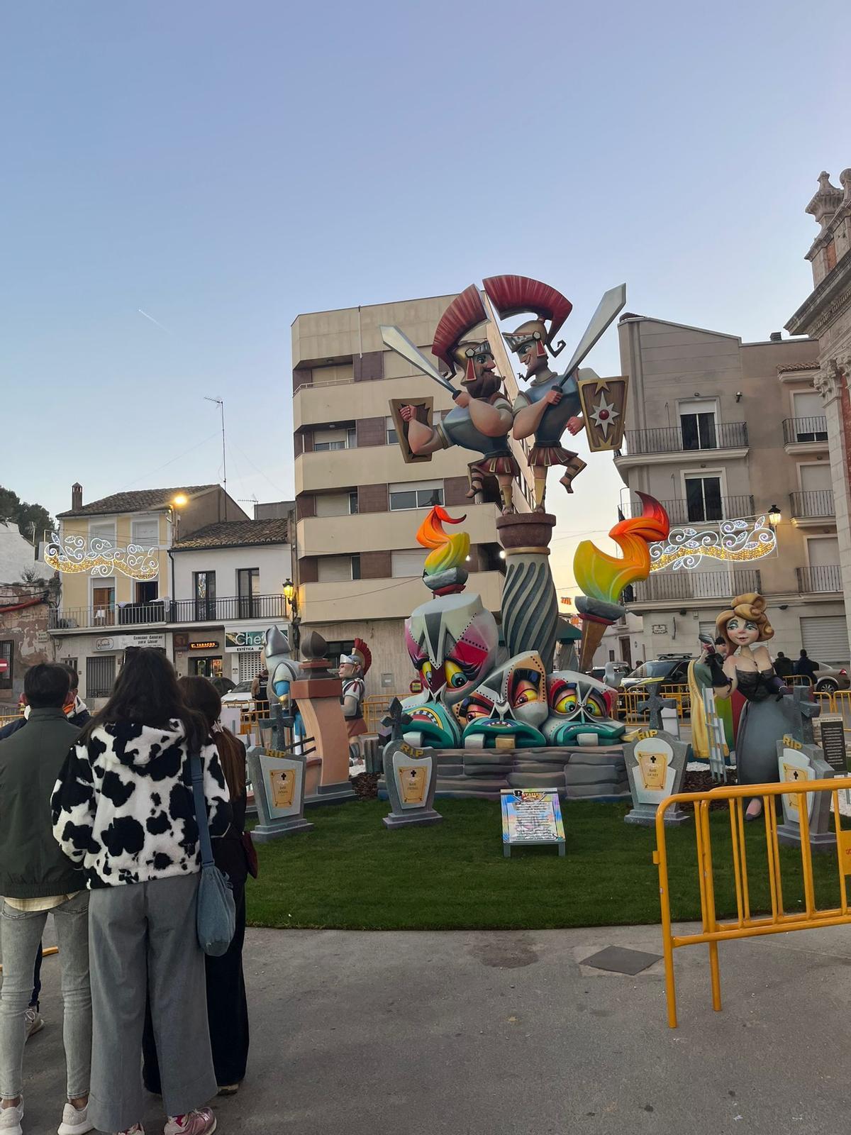 Falla El Mercat de Turís, esta tarde, ya plantada.