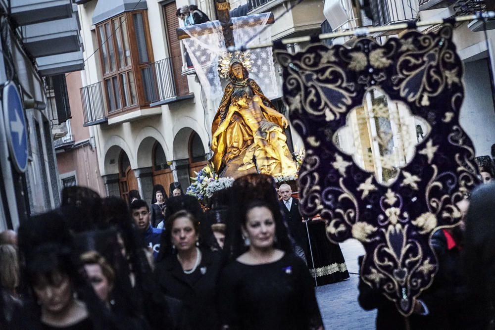 Las Mantillas comparten el luto de la Dolorosa en Orihuela