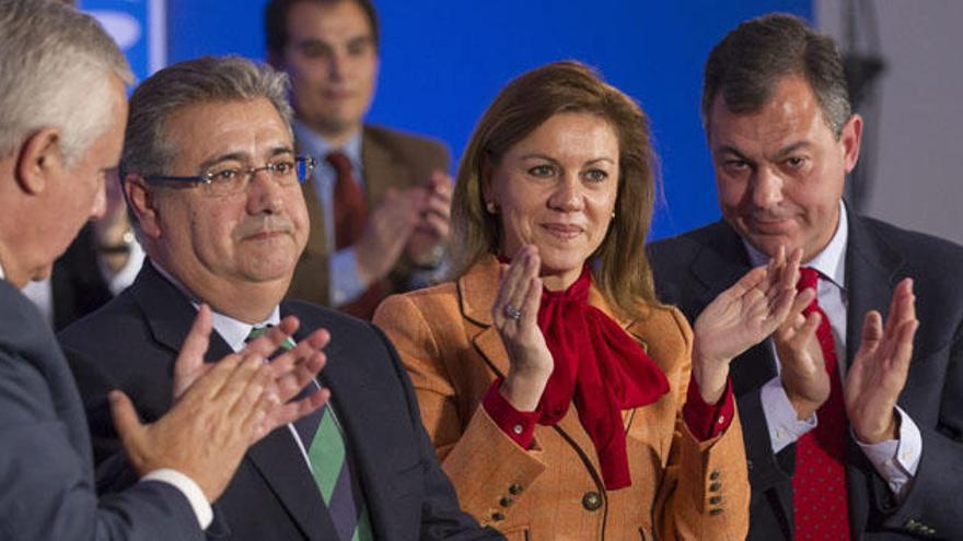 Juan Ignacio Zoido (segundo) recibe aplausos de Arenas, Cospedal y Sanz en la junta directiva.