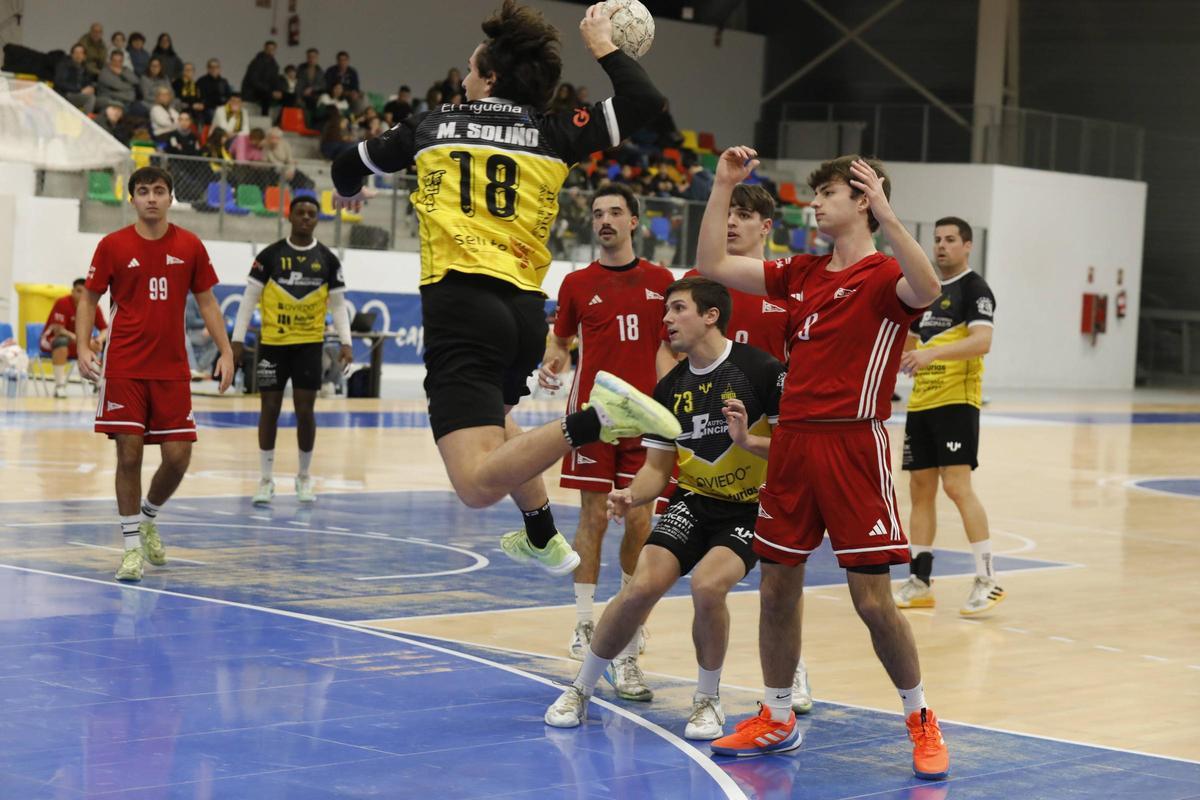 Soliño se dispone a lanzar a portería en el partido entre el Auto-Center Principado y el Grupo Covadonga.