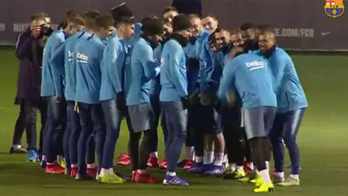 Túnel de collejas para recibir a Boateng en su primer entrenamiento con el Barça