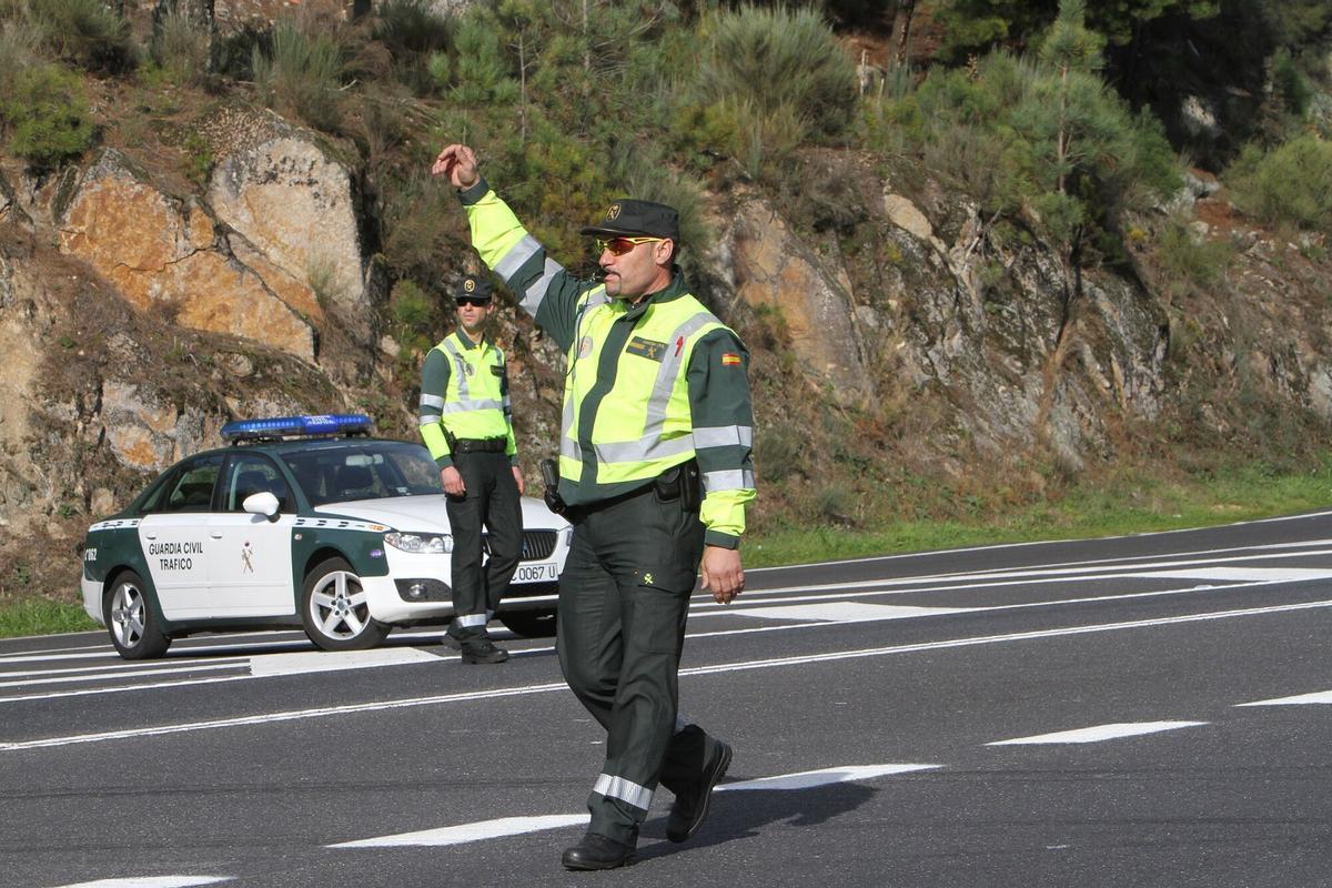 PATRULLA DE LA GUARDIA CIVIL DE TRAFICO EN UN CONTROL DE CARRETERA Y VELOCIDAD