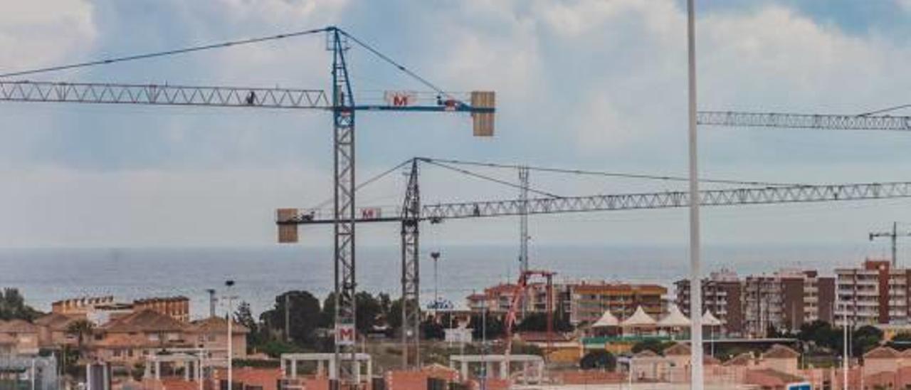 Imagen de construcción residencial al norte del litoral de Orihuela.