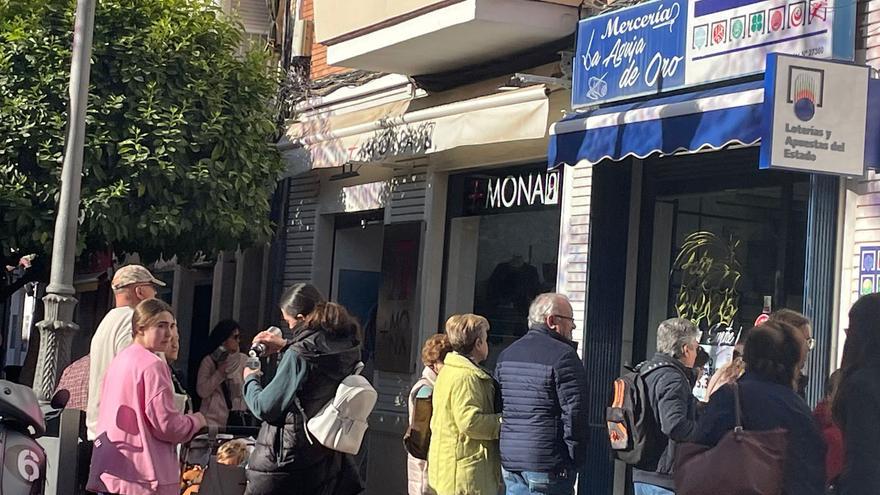 El efecto rebote del Euromillones: deja colas de clientes en Puente Genil pero sin rastro del acertante
