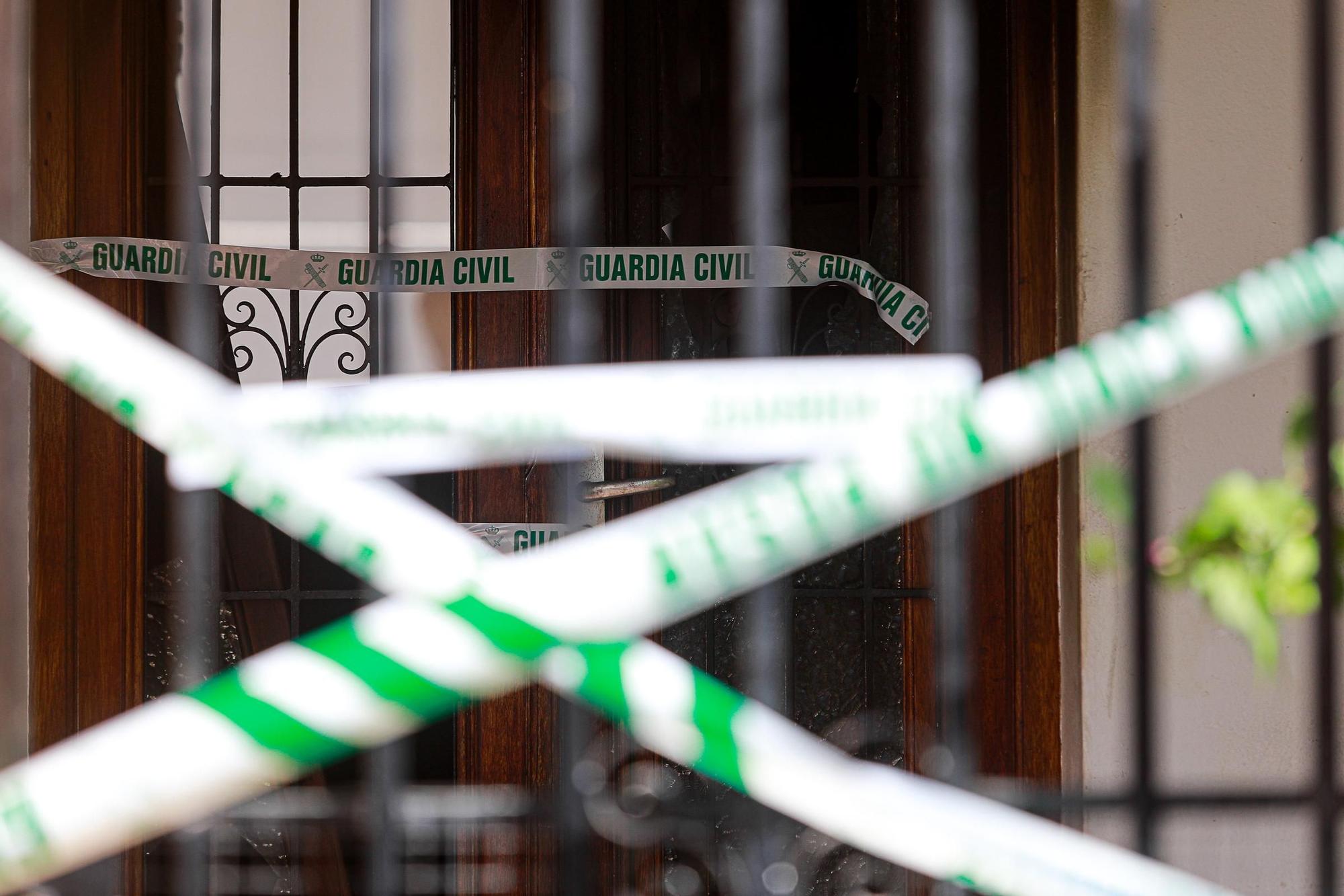 Precinto de la Guardia Civil en la vivienda horas después del incendio.