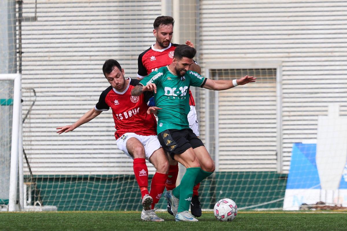 Imágenes de la derrota de la PE Sant Jordi por 1-2 ante el CD Migjorn