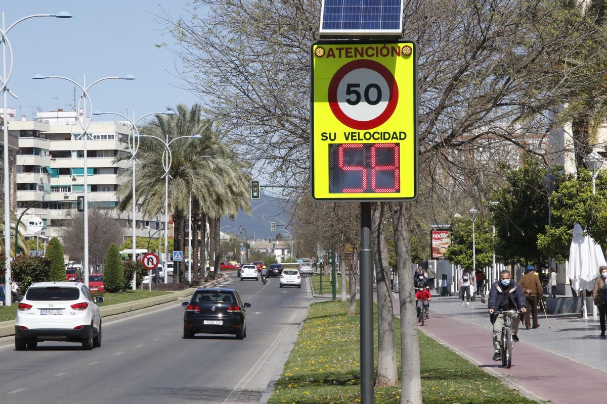 Peatones, ciclistas y coches en la avenida de Cádiz, donde se ha producido el trágico suceso.