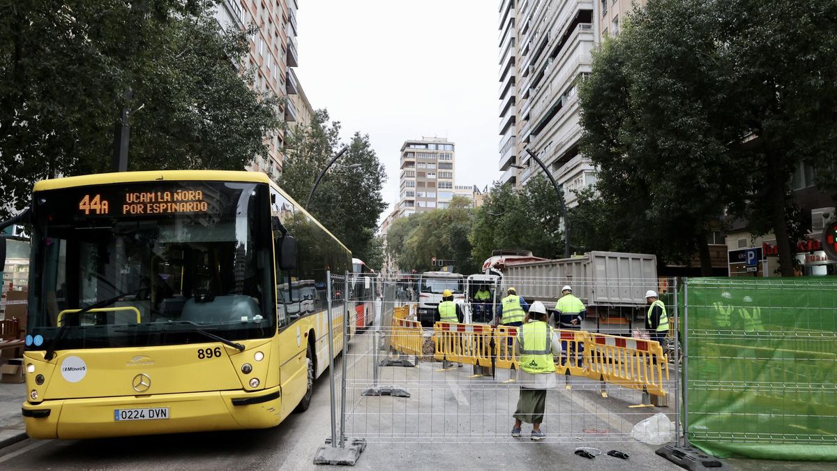 La Gran Vía de Murcia tras la avería en la red de suministro de agua.