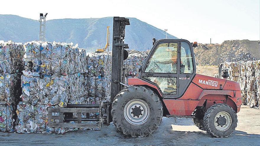 Un operario apila las balas de materiales recuperados. / INFORMACIÓN