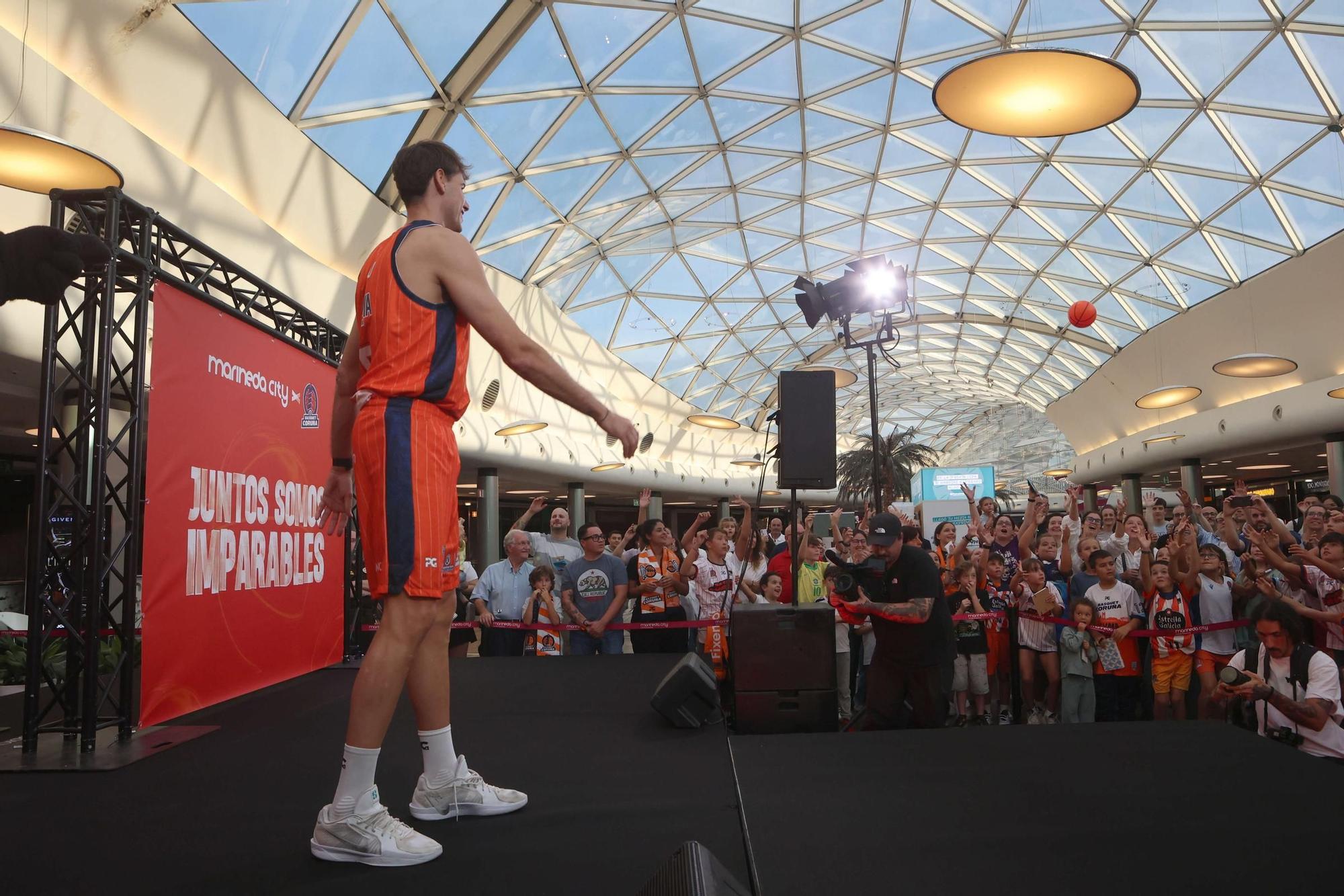 Presentación del equipo del Leyma Coruña en Marineda City