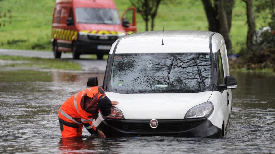 Trabajos para la retirada del vehículo. |  Bernabé/Javier Lalín