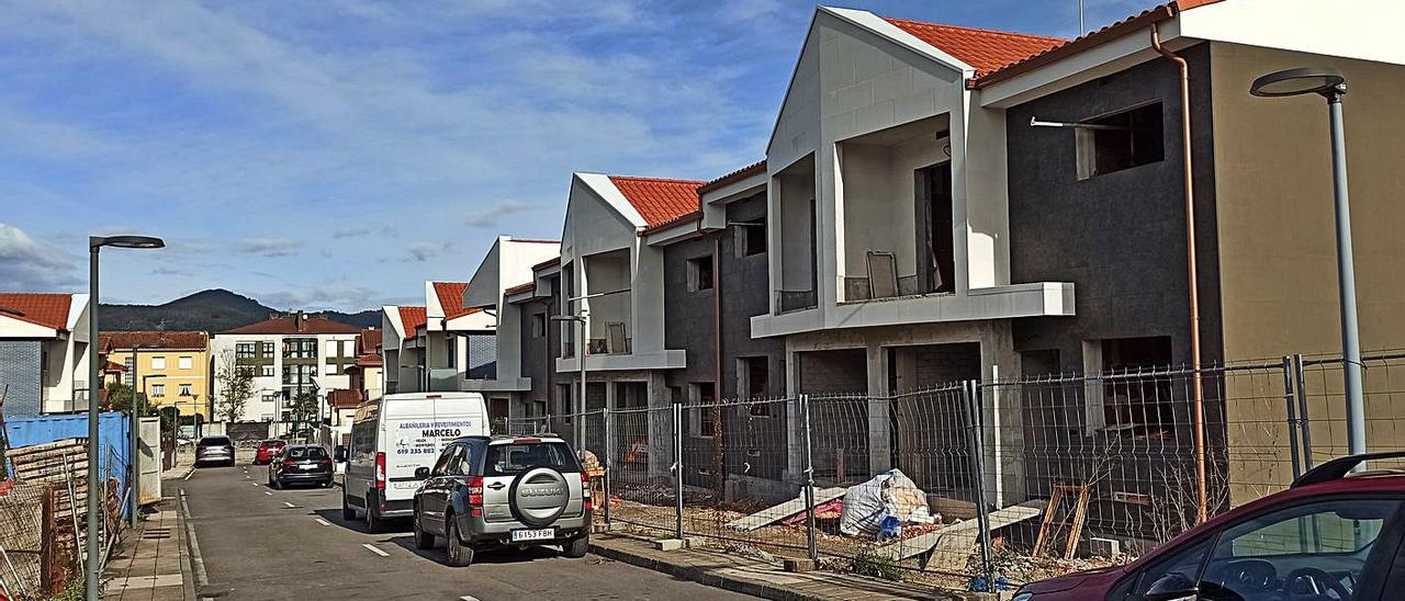 Construcción de chalets adosados en la zona del IES Ramón Areces y el cementerio municipal, en Grado. | S. Arias