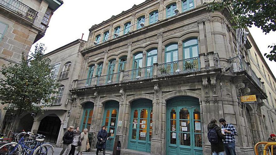 Biblioteca Juan Compañel (1889): entre Joaquín Yáñez y Fermín Penzol, obra de Domínguez. 