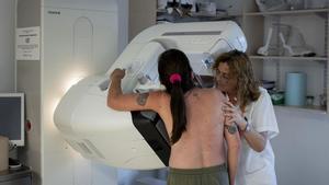 Una técnica especialista en radiodiagnóstico realiza una mamografía a una mujer que participa en el programa de detección precoz del cáncer de mama en el ICO