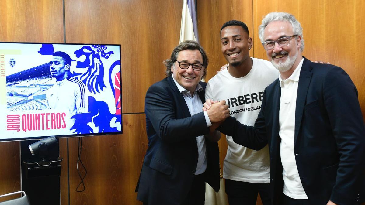 Jairo Quinteros posa entre Raúl Sanllehí y Miguel Torrecilla.