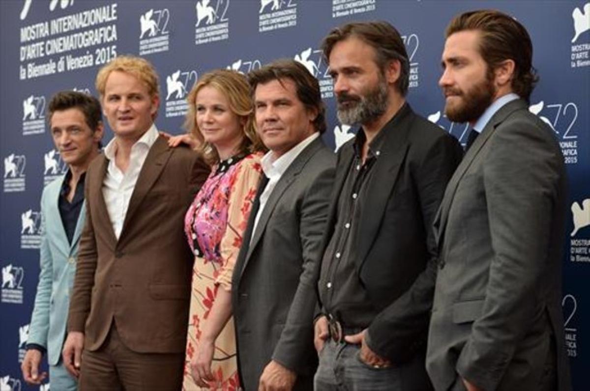 D’esquerra a dreta, John Hawkes, Jason Clarke, Emily Watson, Josh Brolin, Baltasar Kormákur i Jake Gyllenhaal, a Venècia.