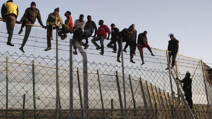 400 migrantes subsaharianos saltan la valla de Ceuta
