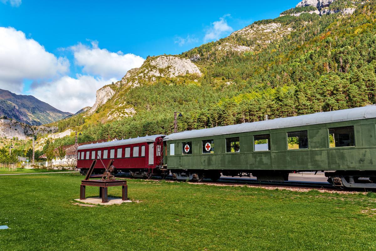 Viejos vagones en la antigua estación de tren de Canfranc