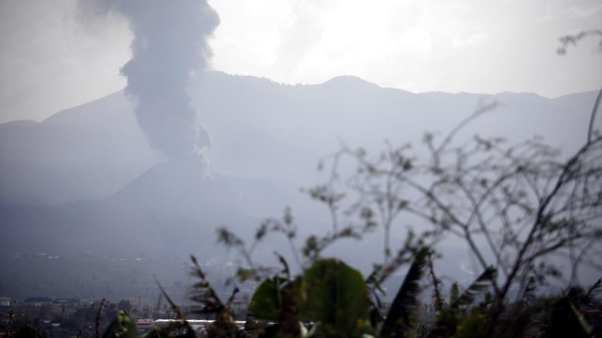 El volcán de Cumbre Vieja en La Palma emite fumarolas de humo, ayer, en Las Manchas, La Palma, Santa Cruz de Tenerife, Canarias (España).