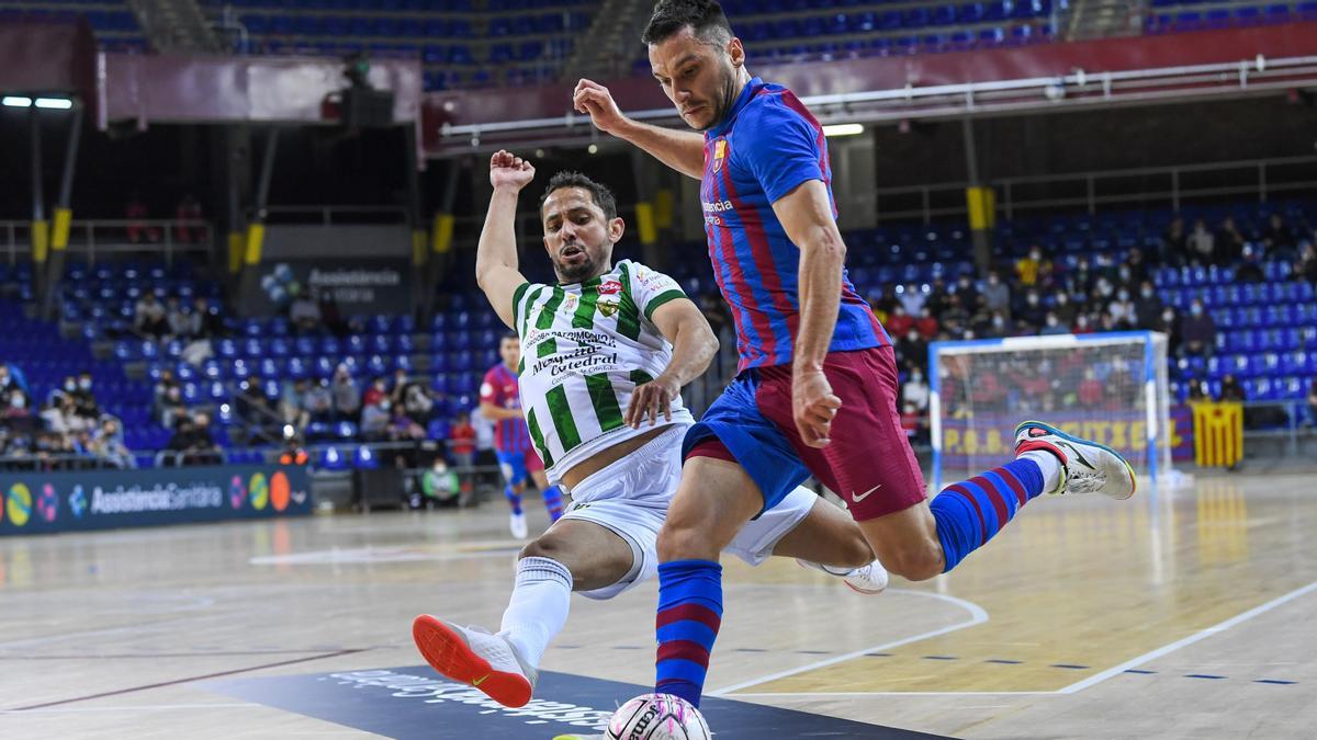 Caio atosiga a Dyego en un lance del partido entre el Barça y el Córdoba Futsal.