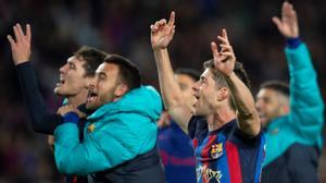 Los jugadores del Barça celebran con el público el triunfo sobre el Madrid.